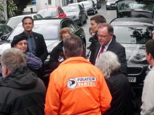 Ministerpräsident Weil im Gespräch mit Demonstranten LVDemo-2015-06-23