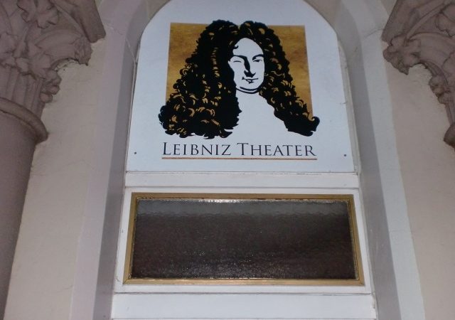 Eingang zum Leibnitz-Theater mit Bildnis des Namensgebers